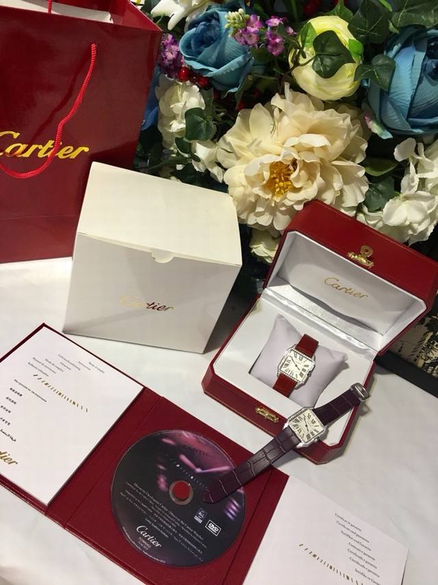 白壳 金壳 钻50 实拍 Cartier 卡地亚桑托斯系列，市场高版本，更专注重细节。请认准独家实拍细节，尺寸:男44X35，女38X30，蓝宝石水晶玻璃，瑞士