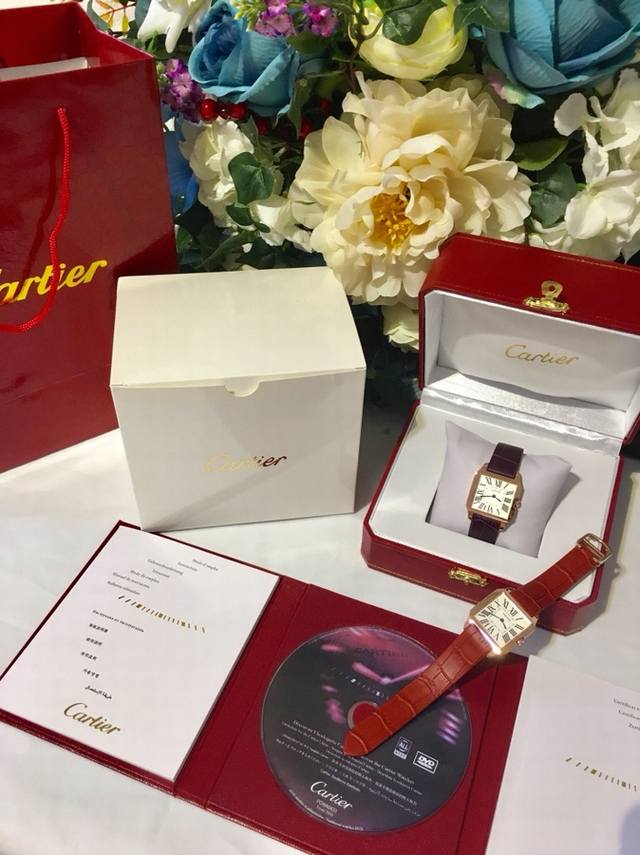 白壳 金壳 钻50 实拍 Cartier 卡地亚桑托斯系列，市场高版本，更专注重细节。请认准独家实拍细节，尺寸:男44X35，女38X30，蓝宝石水晶玻璃，瑞士