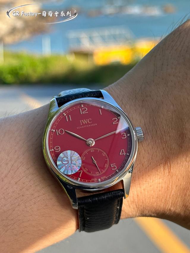 白壳 金壳 Gr Factory 市场最高版本 万国iwc葡萄牙自动小三针系列腕表！ 1表径40.4毫米，机芯采用定制机82200自动机械。 2惟妙惟肖的表圈抛
