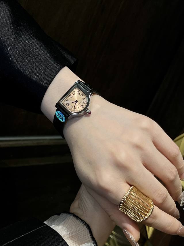 白壳 玫金 卡地亚座钟系列。卡地亚cloche 腕表的历史可以追溯至1920年，是 Cartier 产量最少的系列作品之一。腕表得名于奇特的表壳形状 水平放置时