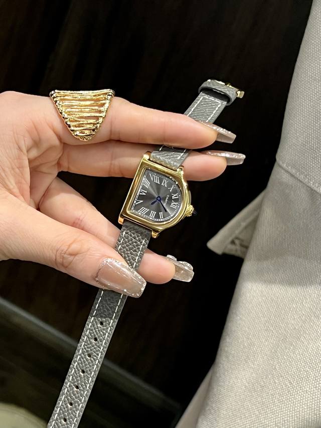 白 金 卡地亚cloche 腕表的历史可以追溯至1920年，是 Cartier 产量最少的系列作品之一。腕表得名于奇特的表壳形状 水平放置时看起来如同一枚 桌面