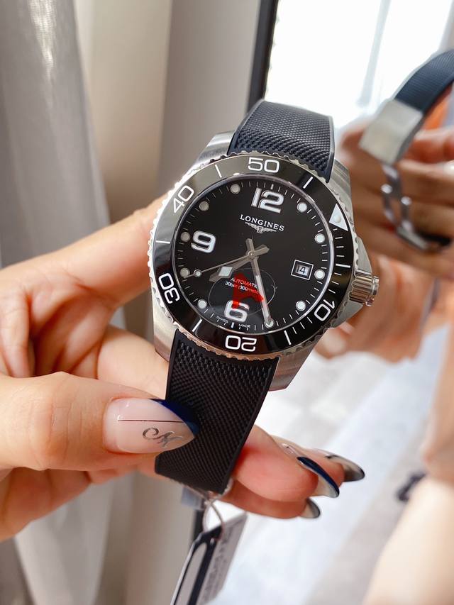 同价浪琴康卡斯潜水系列陶瓷圈新款，8205机 41Mm，316全钢壳套，蓝宝石玻璃，搭配进口西铁城机芯，走时精准零反修。