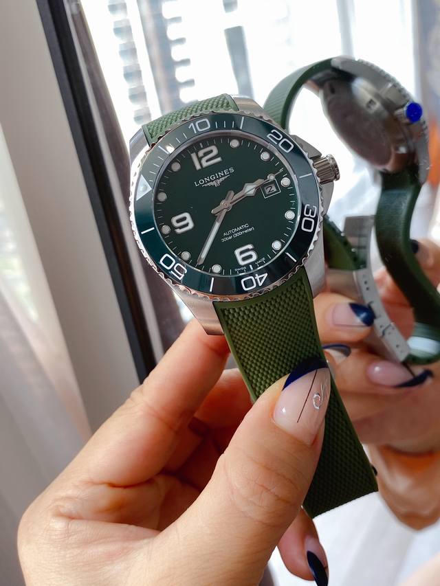 同价浪琴康卡斯潜水系列陶瓷圈新款，8205机 41Mm，316全钢壳套，蓝宝石玻璃，搭配进口西铁城机芯，走时精准零反修。