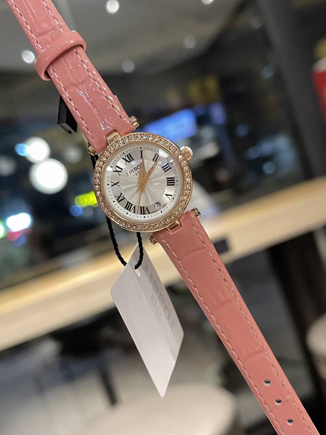 钻圈 新色 天梭出得新款嘉丽小美人系列，整体非常简洁，26Mm的表盘很精致小巧，厚度刚刚好！没有浪琴心月那么厚，不愧是小美人～戴起来也是非常好看的～值得入手手表