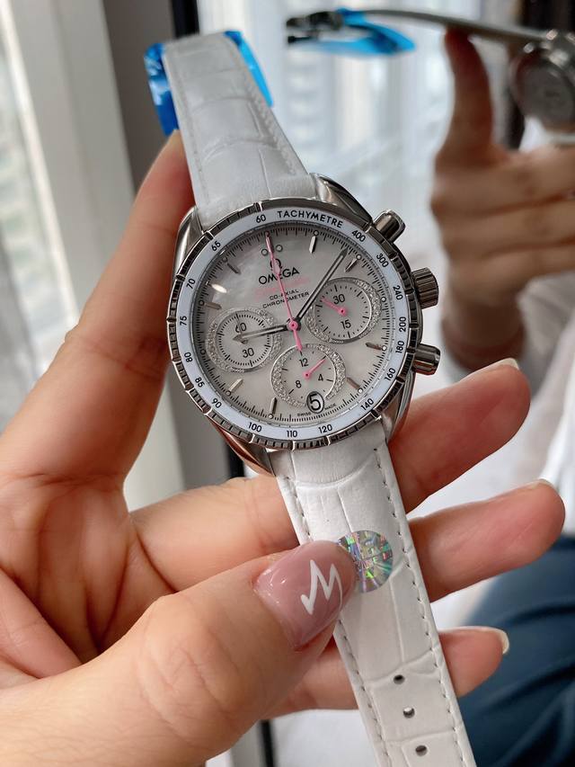 白光 间枚光 全枚光 麦芽糖mj 独家高版本倾力巨献 欧米茄超霸系列38毫米腕表采用黄色18K金表壳搭配双表圈，镶嵌表圈内侧带有测速刻度的绿色铝质表圈。浅银色表