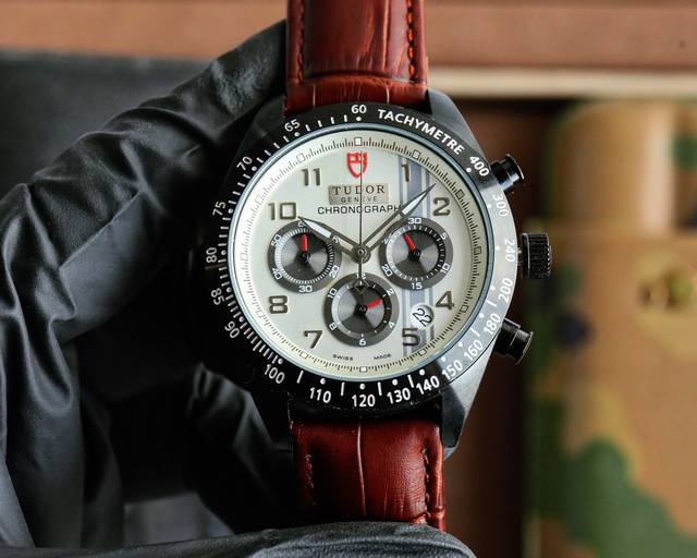 白壳 玫黑 帝舵 Tudor 搭载进口石英机芯 尺寸：42Mm 镀膜玻璃 小牛皮表带原装扣 复古帝陀 全新演绎