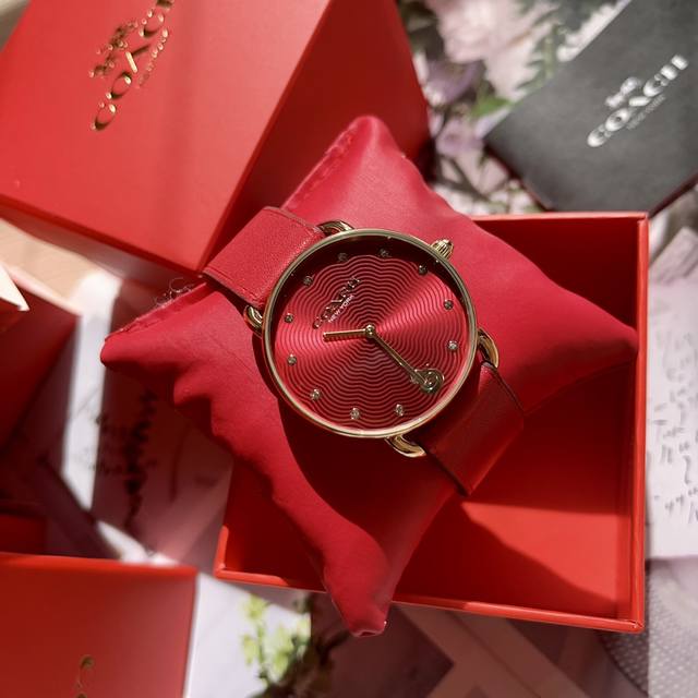 跑量款 。蛇年限定款-鸿运蛇！ 独家现货发售！2025Coach蔻驰生肖蛇年限定款！ 实际上我们对于Perry的这支生肖表应该很熟悉了。每年必备的一款产品。 迎