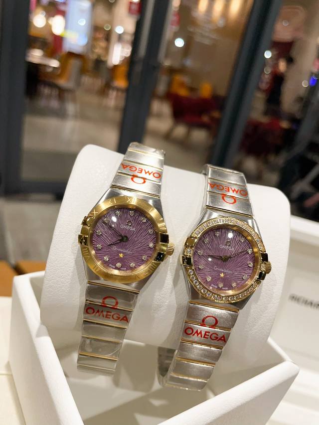 白 间金 全金 钻20 万众瞩目的欧米茄星座系列，新品陨石面来了！ 这款表盘上的威德曼花纹天然形成的随机纹理，天然纹理纵横交错，使得每一枚陨石表盘都独一无二！