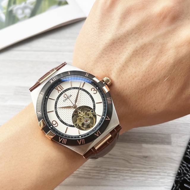 白 金 。欧米茄-Omega精品男士腕表 尊贵大气，绅士风范，卓越品质，热卖全城。采用全自动机械机芯，顶级316精钢表壳，进口小牛皮表带，矿物质超强镜面，直径4