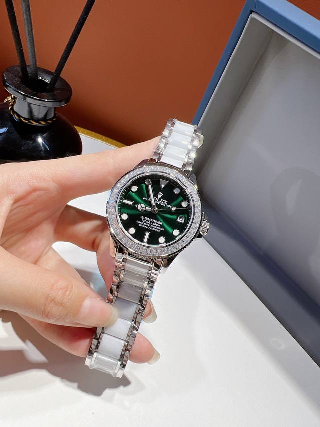 最新单品 原创专柜图 谐美迷人爱不释手 奢华设计！ 表面设计 鲜花 采用 手工镶钻字面镂空花辫设计 品牌 : 劳力士 实物更美 值得推荐 经典精钢壳 类型 ：精