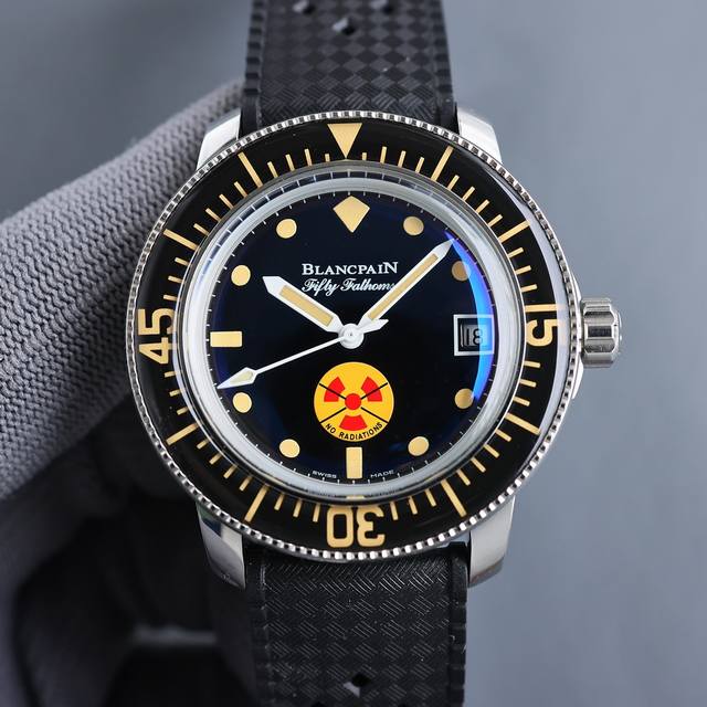 谜底 透底 Tw厂宝珀五十噚 无副射限量款 腕表 1宝珀品质的代名词，如今复刻重新诠释了经典，而作为五十寻家族当家花旦“无副射”6点钟位置的红黄双色“无辐射”绝