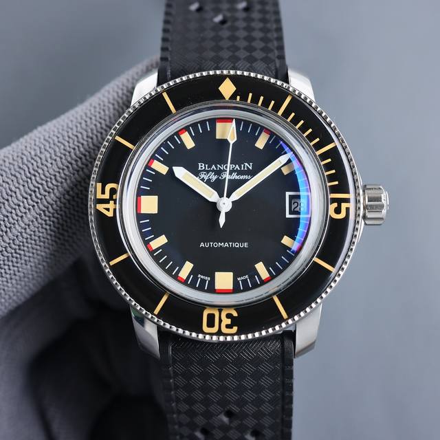 谜底 透底 Tw厂宝珀五十噚 无副射限量款 腕表 1宝珀品质的代名词，如今复刻重新诠释了经典，而作为五十寻家族当家花旦“无副射”6点钟位置的红黄双色“无辐射”绝