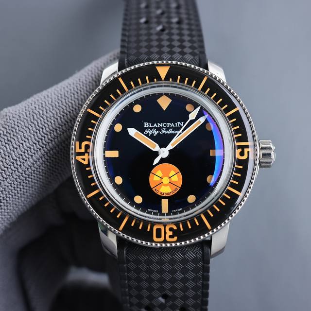 谜底 透底 Tw厂宝珀五十噚 无副射限量款 腕表 1宝珀品质的代名词，如今复刻重新诠释了经典，而作为五十寻家族当家花旦“无副射”6点钟位置的红黄双色“无辐射”绝