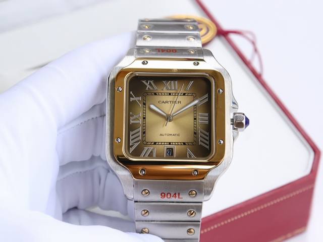 批价： 金+20卡地亚-Cartier 山度士系列 壳套采用316L精钢 表带：皮带 胶带可选 进口“锥形”高硬度水晶镜耐 全自动机械机芯 精益求精 欢迎品鉴