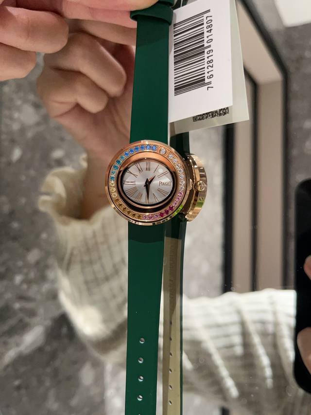 杨幂同款 枚壳+20 伯爵Possession系列：一见倾心的典范之作 玫瑰金与白金旋转表圈、银色表盘上舞动的璀璨彩色〔粉红之心与海洋之心〕钻石 这款女士设计师