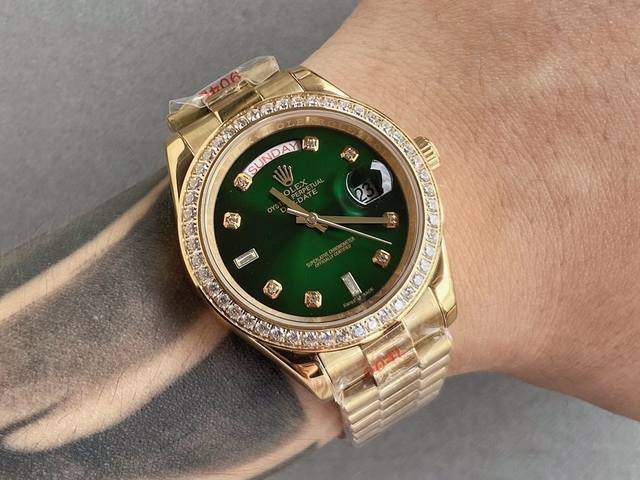 20品牌：Rolex劳力士热卖经典系列：日志型耗式双历系列机芯：顶级进口全自动机械机芯双历显示 壳套: 采用316精钢壳套镜面: 矿物质水晶防磨防刮镜面尺寸：直