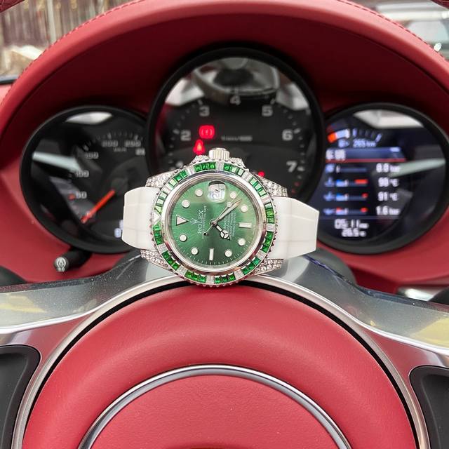 金+20 劳力士-Rolex宝石圈定制级改版水鬼来袭携手高端珠宝工厂，重金镶嵌72颗黑、绿、蓝宝石相应色水鬼圈口，搭配表壳耳杆处钻石，犹如光茫四射，吸睛神器 机