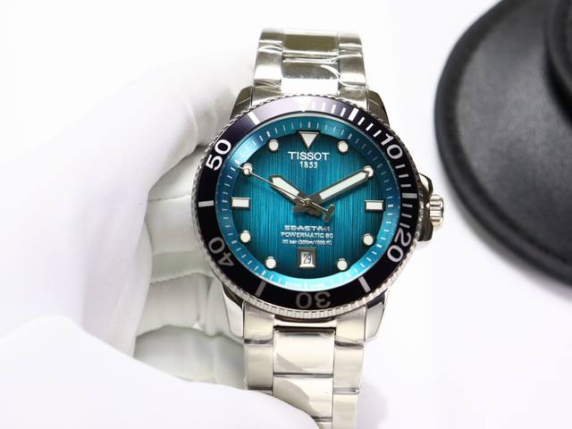 黑金+20，2024年专柜最新款同步，黄晓明代言。天梭海星1000系列腕表，以巧妙改动呈现全新风貌，采用松绿 蓝、黑 竖纹渐变表盘，承载无畏冒险精神！记录生活“