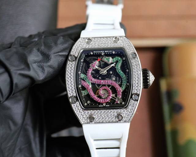 理查德米勒 Richardmille 全新推出圖案的Rm 2 1，為Rm系列珠寶時計又添一款新品滿鑲鑽石和黑藍寶石，與飛輪結合在一起。腕表可以說是佩戴在手腕上的