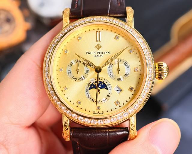 白 金 百达翡丽Patek Philippe复杂功能系列-纯手工-雕花腕表-惊艳登场，42毫米的表径适配大众男性手寸，非常商务可亦休闲。整表表壳手工雕刻花纹，视