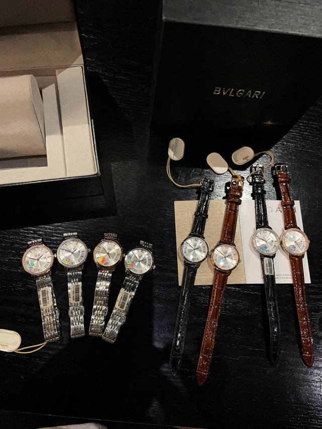 白 金 钢带+20 钻圈+20 欧米茄-Omega 女士腕表 进口石英机芯 316L精钢表壳 直径34Mm厚8Mm该款腕表备受女性喜爱，四季衣服搭配，尽显优雅在