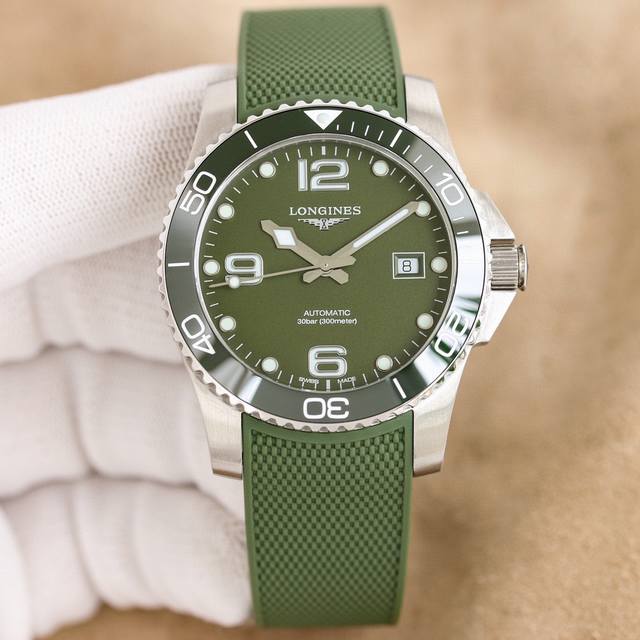 白 金 41，43尺寸同价 探寻浪琴康卡斯潜水系列的奥秘 运动优雅的浪琴康卡斯系列腕表全新上线 表壳 41、43Mm的完美尺寸搭配线条凌厉的精钢表壳，将优雅格调