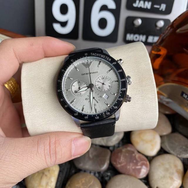 皮带 钢带100新款Armani 阿玛尼 男款 官网同步。大表盘条钉刻度 清晰简洁 六针计时跑秒带日历 实用性高 皮带款式舒适佩戴 尺寸：42Mm ，厚度10M