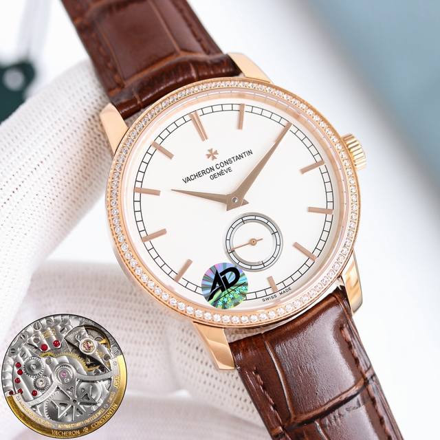 白 -金 江诗丹顿 Vc 传袭系列男士腕表1 该表搭载4400As 全自动机械 走时精准 动力储备40小时 防水深度30米 2 镶钻立体时标 3 表壳采用316