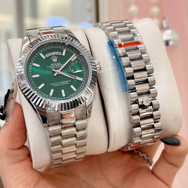 劳力士石英冰糖系列男款手表，霸气登场！ 璀璨的钻石镶嵌，如同冰糖般闪耀，尽显奢华与尊贵。经典的设计与精湛工艺完美融合，独特的表盘和指针，清晰而精准，掌控时间尽在