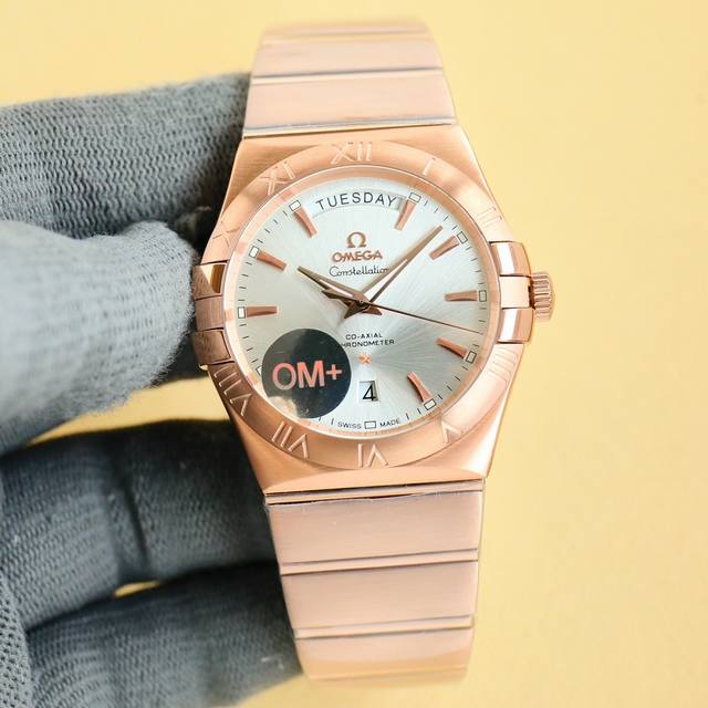 白 间金 全金 原钻50 罗马钻150 Om+Factory 独家新作 以经典之名，彰显非凡。38毫米同轴星期 日历型星座系列男土腕表将星座系列的独特魅力完美展