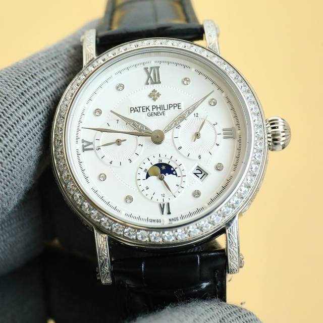 白 金 百达翡丽Patek Philippe惊艳登场，42毫米的表径适配大众男性手寸，非常商务可亦休闲。整表表壳手工雕刻花纹，视觉冲击力强，令人过目不忘，实物质