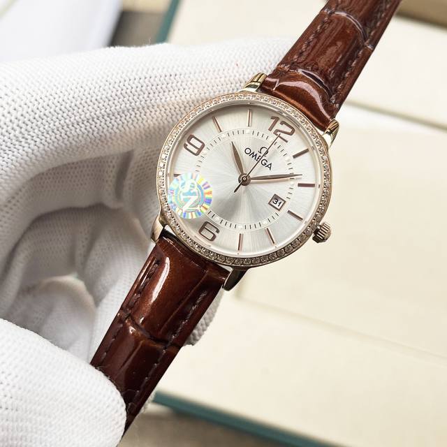 白 金 钢带+20 钻圈+20 欧米茄-Omega 女士腕表 进口石英机芯 316L精钢表壳 直径34Mm厚8Mm该款腕表备受女性喜爱，四季衣服搭配，尽显优雅在