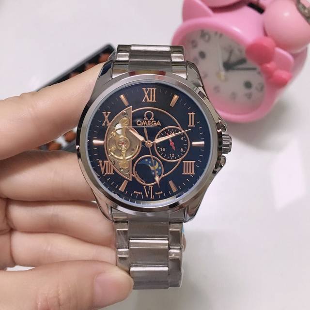 白 ，间金 ，欧米茄九飞轮全自动日月星辰机械，6字位白天走时 太阳 晚上走时 月亮 [月亮]蕴含最优质的材料与一丝不苟的工艺！超强矿物质幻彩玻璃，真空电镀，精密