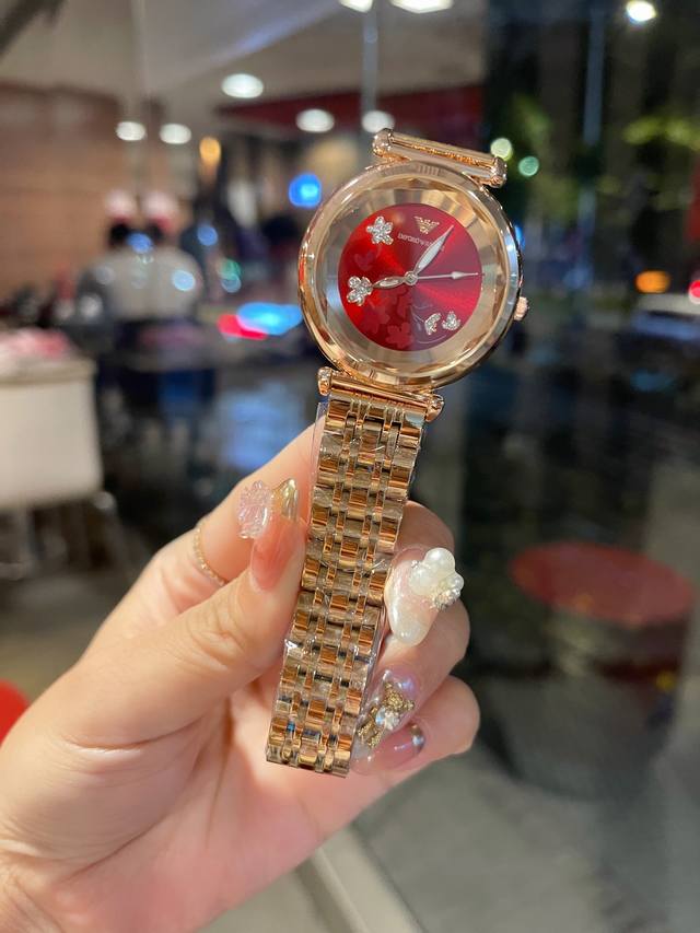 阿玛尼-蝴蝶花开气质女士腕表，表壳独具匠心的创意、轻盈舒适，表带蝴蝶扣实心钢带，完美贴合女性的纤细玉腕，尺寸36Mm