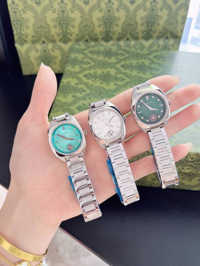 Gucci Interlocking 系列新款腕表。原相机直出 实物超赞 精致细腻的彩虹颜色搭配闪耀夺目的钻石表盘 简约而不简单！真的不要太美啦5个颜色选择 尺