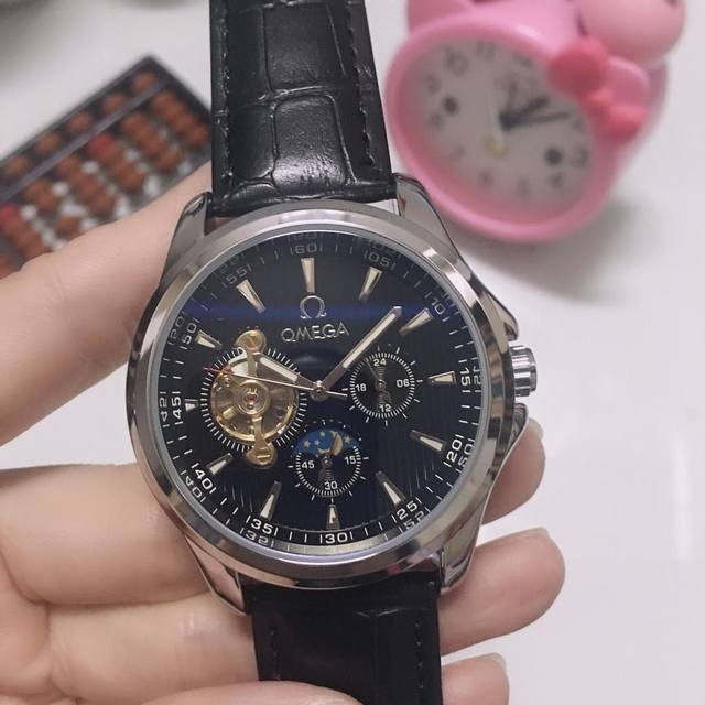 白 ，间金 ，欧米茄九飞轮全自动日月星辰机械，6字位白天走时 太阳 晚上走时 月亮 [月亮]蕴含最优质的材料与一丝不苟的工艺！超强矿物质幻彩玻璃，真空电镀，精密