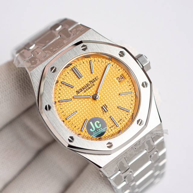 爱彼大热门超薄钢王 2正式上线！ 1定制版Cal.2121机芯 基础模组源自日本西铁城9015机芯 2调日历的功能和正品一致！ 3盘面颜色沉毅稳健 深邃如海 “