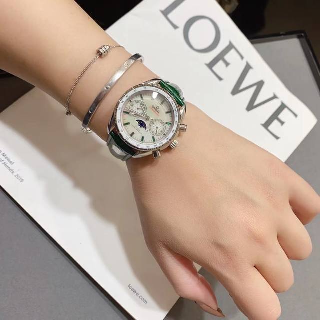 白 玫 全新海马月相闪亮登场 爱你，便想为你摘星揽月 最新欧米茄海马系列月相至臻天文台为告白季而诞生惟妙惟肖的月相设计，搭配独特的锆石刻度饰于珍珠贝母表盘，逼真