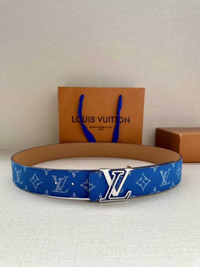 特 本款4.0宽 Lv Initiales 双面腰带推出缤纷新色。一面为华美 Taurillon 皮革铺陈品牌经典图案，一面以光滑素雅牛皮革展露低调个性。Lv