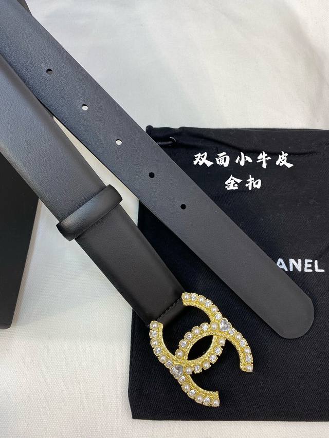 特 香奈儿 原单货品 宽度3.0Cm 双面原厂小牛皮，皮质柔软 细腻，手感好。多种扣头可选 ，精细做工。上身效果非常好