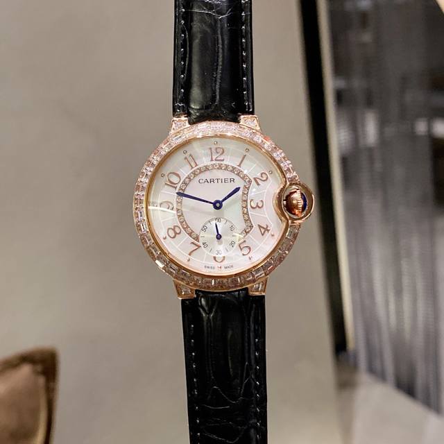 鳄鱼皮白壳 ，金壳 美洲鳄皮带 36Mm Ballon Blanc De Cariter女士腕表方钻系列，方钻是钻石众多切割形状之一，属于异形钻石。方钻的英文是