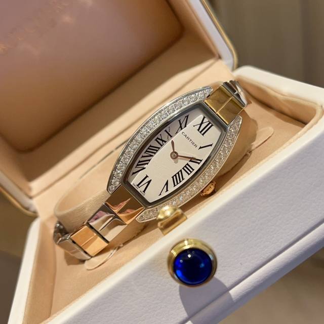 金白同价 全面升级版到货 卡地亚Cartier酒桶奢华腕表,引领风格,超越时代,设计与精湛的非凡工艺,倍受各界潮流高贵的青睐,该腕表采用手链以及腕表两种不同艺术