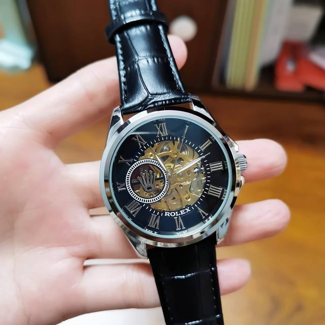 真皮表带十双按蝴蝶扣 白 ，全黑 ，劳力士一Rolex，全自动机械机芯，蕴含最优质的材料与一丝不苟的工艺！超强矿物质幻彩玻璃，真空电镀，精密防水，直径：43Mm