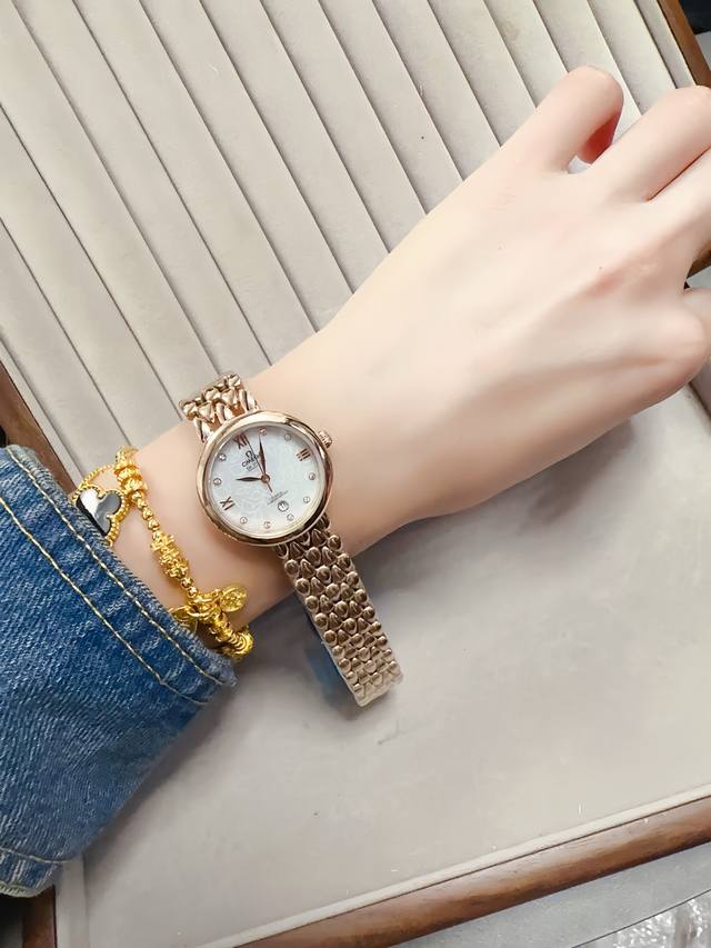 白钢 枚 钻+30 欧米茄 简约大气女款 进口石英机芯 矿物质玻璃镜面 316L精钢表壳 直径28Mm厚8Mm 该款腕表备受女性喜爱，在不同的场合 映耀着她们各