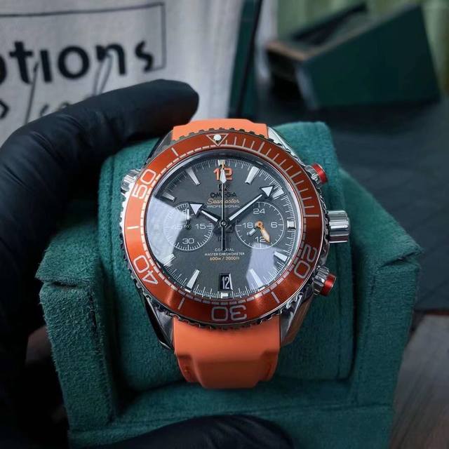 Omega 欧米茄海马系列。这款经典而硬朗的时计，延续着欧米茄辉煌的海洋传奇。欧米茄海马系列Aqua Terra 别具一格的面盘设计，令人想起一望无际大海波涛，