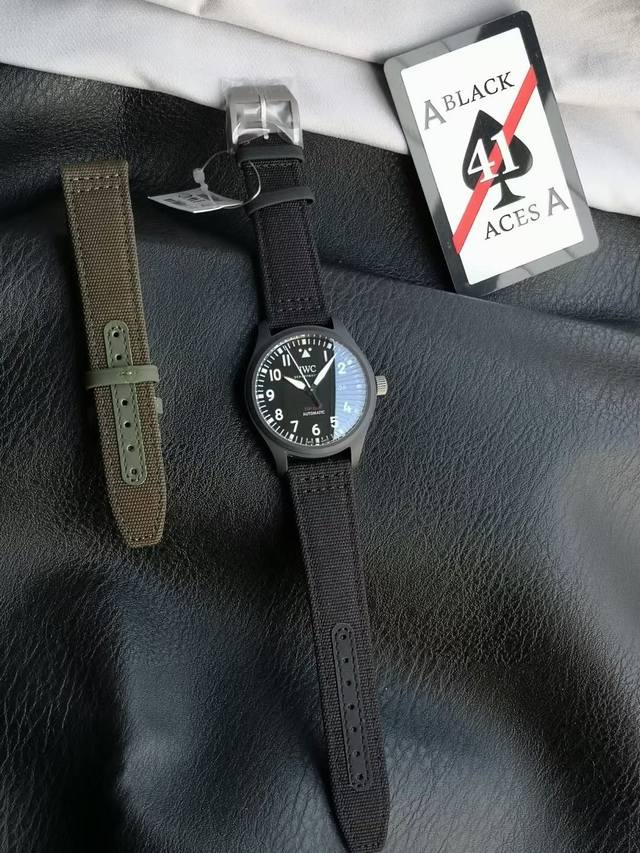 Xr全新力作匠心传承Iwc万国飞行员系列腕表独家定制版本！ 大三针日历41Mm腕表，推出黑色表盘版本，采用极简的黑白对比呈现更犀利的视觉风格。 采用全新研发的夜