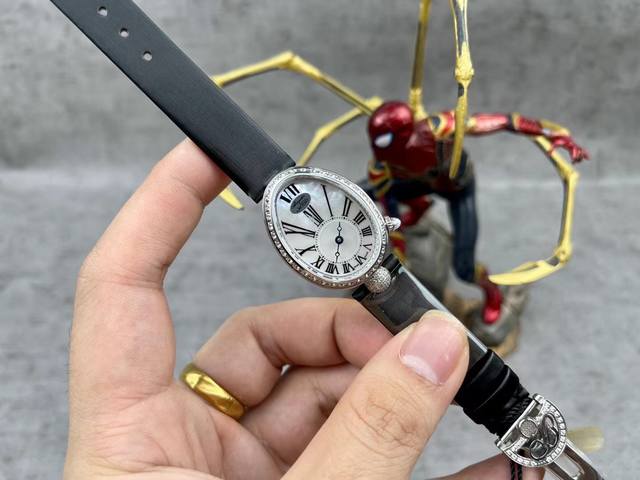 最强 顶级 原版 复刻女款 宝玑那不勒斯皇后系列， 表壳腕表尺寸分别为小号33X25毫米 鹅卵形表壳高雅大气，表壳外缘饰有钱币纹。表圈和表壳周围镶嵌共117颗施