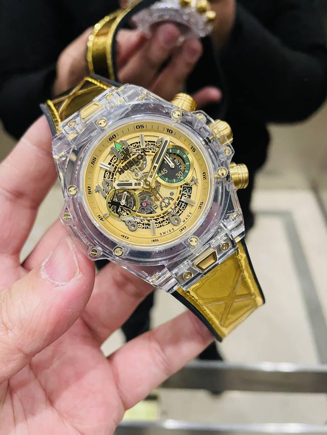 恒宝Hublot 宇舶表年度最佳复刻作品宇舶Big Bang系列411.Jx.4802.Rt“全透明腕表” 精彩细节1.还原正品表盘后龙飞凤舞的镂空布局，2.采