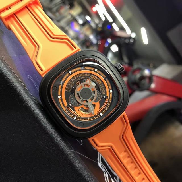 七个星期五Sevenfirday手表型号： P307 P307 Kuka Iii有着机器人般的精度,充分利用了橙色及六层细致的炮铜色界面。四个表盘自动运转,分