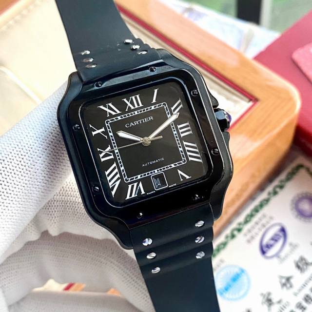 卡地亚最热销款式“山度士” 跑量经典款 尺寸男39 尺寸女35 全自动机械机芯石英均有，正品开模表盘，钢带皮带款均有 跑量款出。